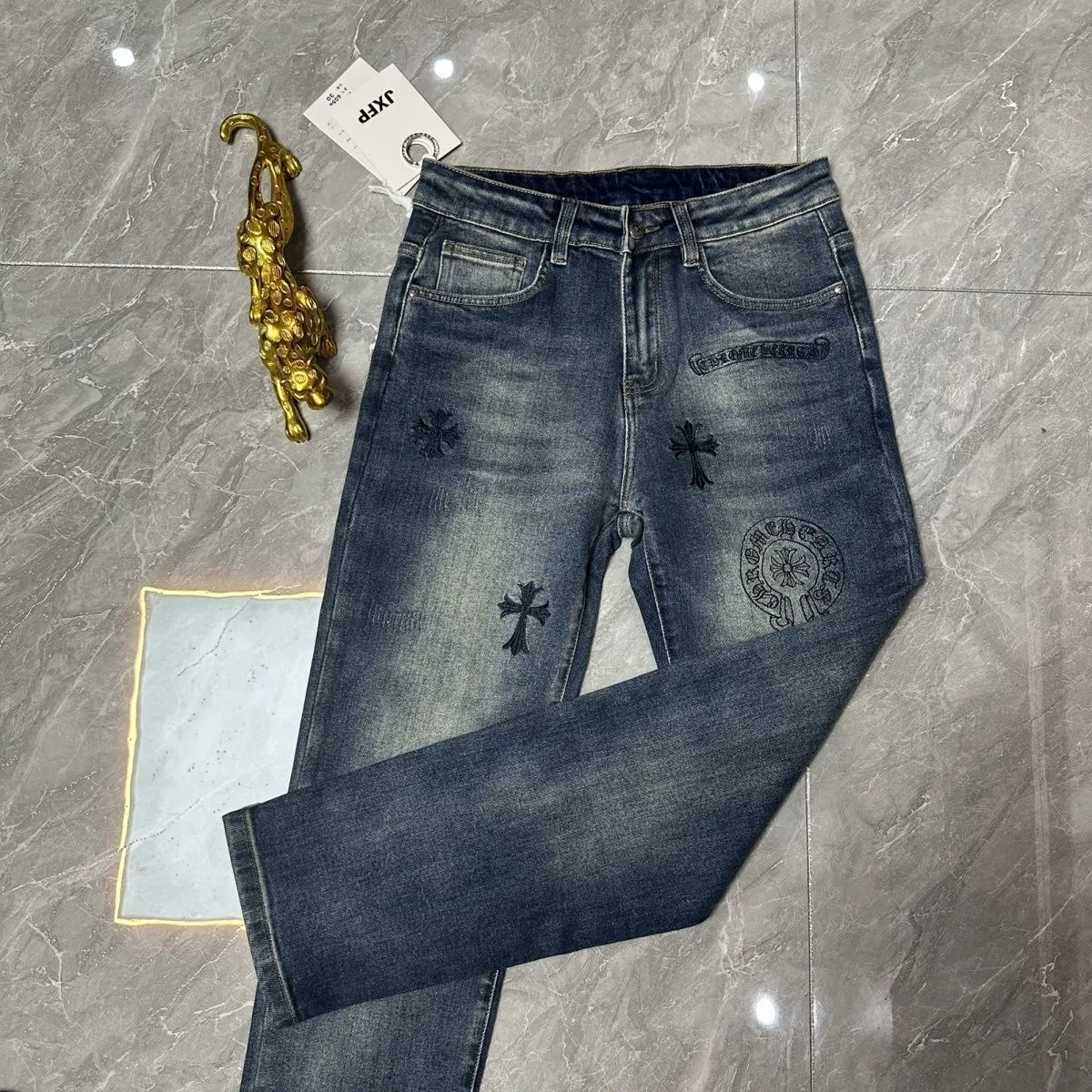 P176 Style No. Cc937 Chrome hearts high street embroidered jeans Chrome hearts vibe style versatile jeans are the most popular high street style at the moment. Made of beaded canvas fabric, heavy washing makes the upper body of the fabric more textured and the pants are tall and straight! The three-dimensional cutting of the whole trousers is a masterpiece! The beaded canvas fabric is thick and soft after washing. It has good breathability. Customized small leather label. Unique design. The details are in place, simple and elegant, and the workmanship is exquisite. The entire trousers are neatly routed and the details are in place! It’s so cool. It’s a genderless trend that both men and women can easily control. Color: Picture color. Sizes M-XXL
